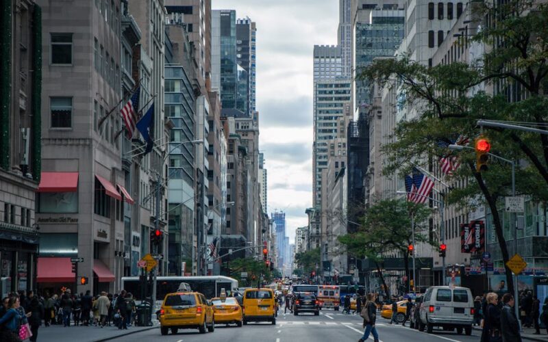 Mercados Privados vs. Públicos en Nueva York: ¿Por qué la Disparidad de Valoración?